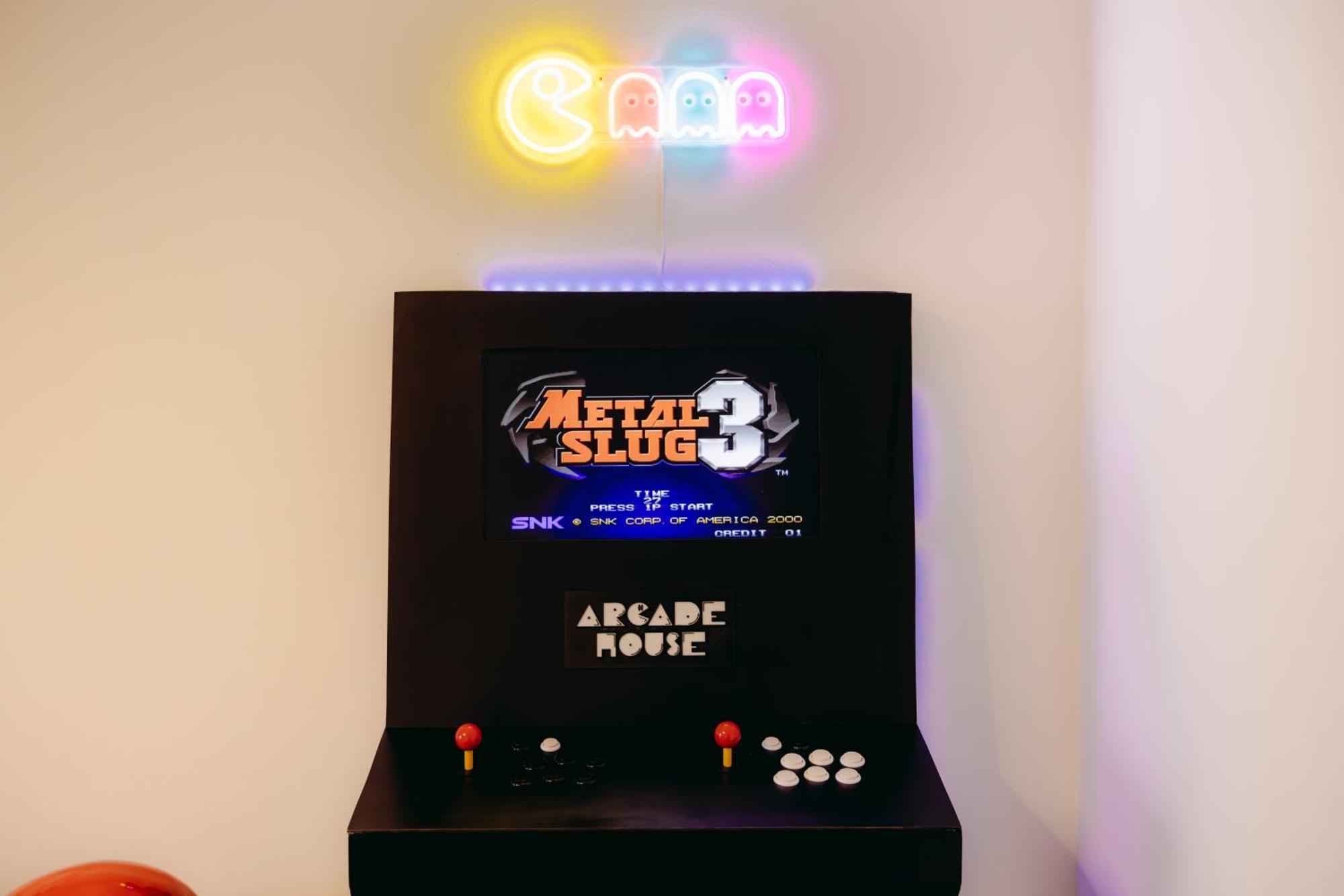 Arcade House Verona Fiera Netflix + Videogame Екстериор снимка